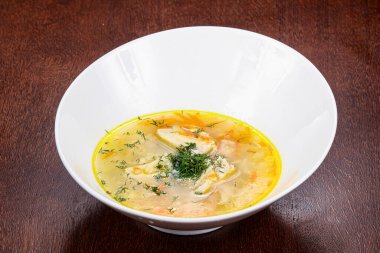 Sebzeli ve otlu diyet tavuk çorbası.