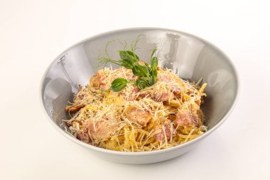 Pastırma ve peynirli İtalyan geleneksel Carbonara.