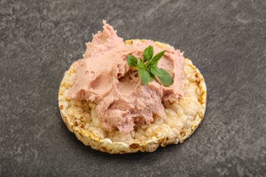 Karaciğer ezmesi kasede fesleğen yaprağı servis edilir.