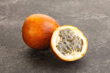 Dilimlenmiş tropik tatlı ve sulu Tutku meyvesi