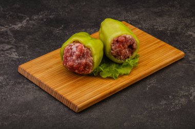 Çiğ dolma yeşil dolma biber ve et.