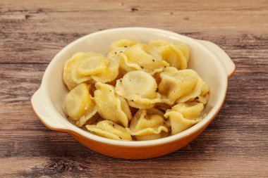 Et ve baharatlı Rus geleneksel hamur tatlısı.