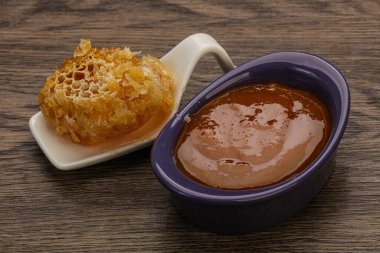 Doğal tatlı bal kasede