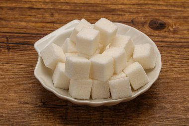 Rafine edilmiş beyaz granüllü şeker yavruları kasede.