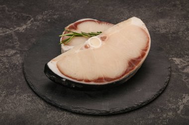 Çiğ köpekbalığı bifteği pişirmek için biberiye servis edilir.