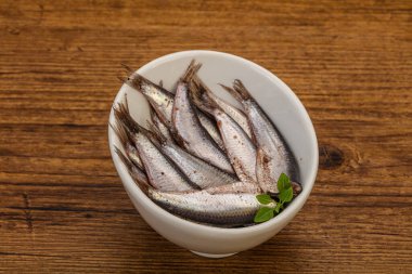 Fesleğen servis edilen kasede ançüezli balık atıştırması.