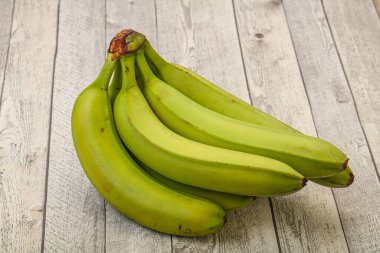 Yeşil tatlı lezzetli muz yığını izole