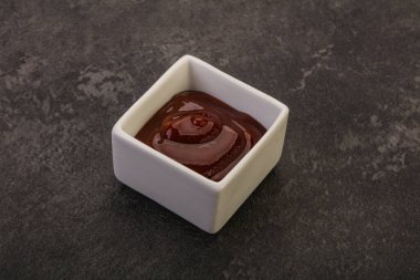 Geleneksel domates barbekü sosu kasede