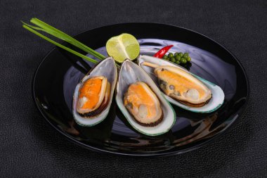 Limonlu ve yeşil biberli yarım midye.