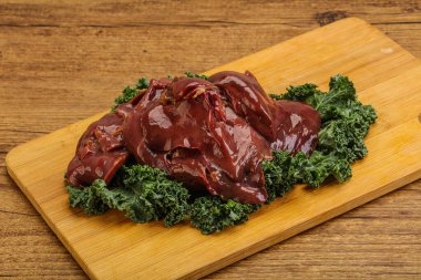 Pişirmek için çiğ tavuk ciğeri.