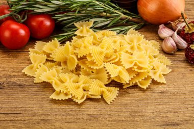 Çiğ İtalyan statü buğday farfalle makarna pişirmek için