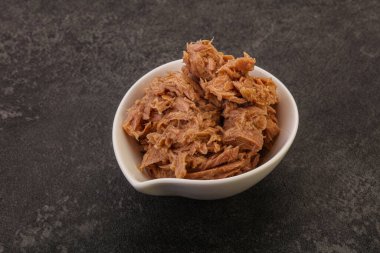 Salata için konserve ton balığı filetosu.