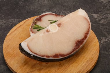 Çiğ köpekbalığı bifteği pişirmek için biberiye servis edilir.