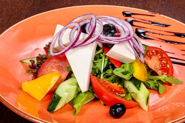 치즈와 야채를 곁들인 전통적 그리스 샐러드 — 스톡 사진