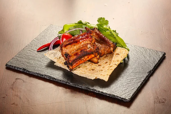 Lezzetli domuz pirzolası ızgara soğan halkaları.