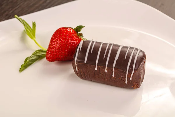 Солодкий Шоколадний Торт Подається Полуниця Ята — стокове фото