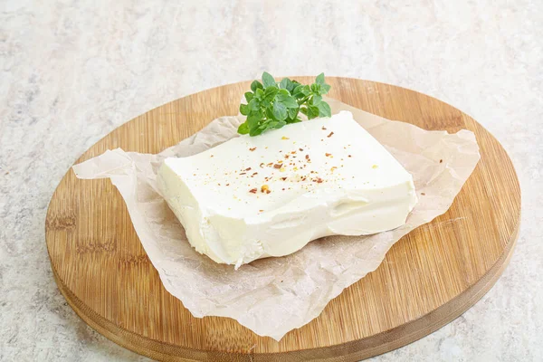 Griechischer Feta Käse Über Bord Serviert Kräuter — Stockfoto
