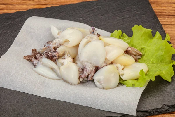 Çiğ Deniz Ürünleri Güvertede Pişirmek Için Mürekkep Balığı — Stok fotoğraf