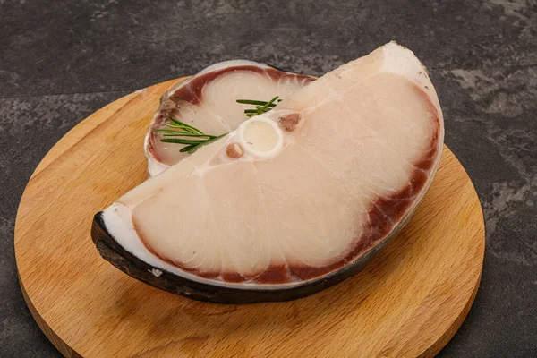 Çiğ köpekbalığı bifteği pişirmek için biberiye servis edilir.