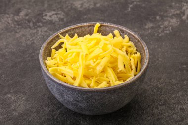Yemek pişirmek için kasede dilimlenmiş sarı peynir.