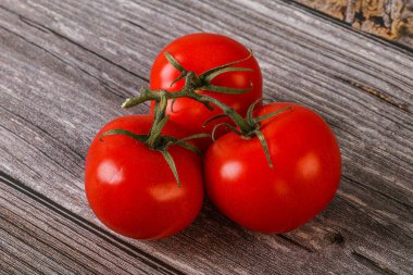 Kırmızı parlak olgun ve tatlı domates dalı