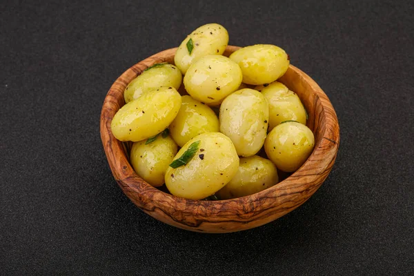 Junge Salzkartoffeln Der Schüssel Serviert Zwiebeln — Stockfoto