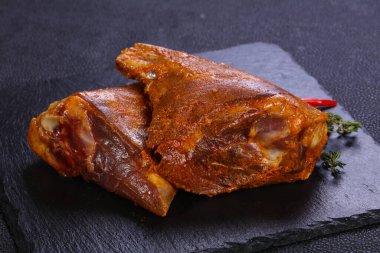 Çiğ kuzu inciği pişirmeye hazır.