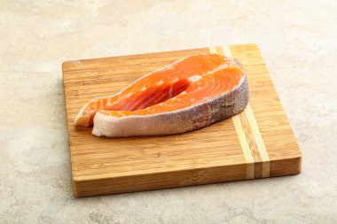 Pişirmek için çiğ somon bifteği.