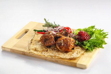 Izgara tavuk budu ızgara şiş salata ve biberiye servis edildi.