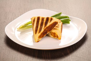 Taze soğanlı lezzetli puf böreği.