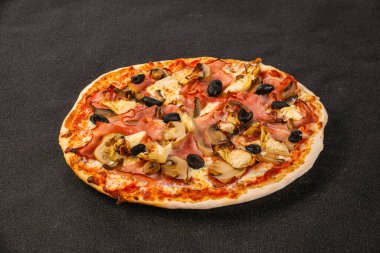 Enginarlı pizza, zeytin ve sosis.