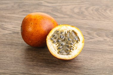 Dilimlenmiş tropik tatlı ve sulu Tutku meyvesi