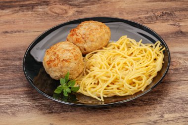 Peynirli spagetti ve ev yapımı tavuk pirzolası.