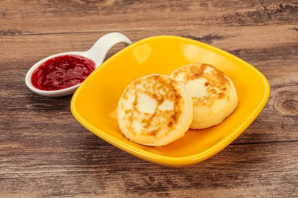 Quark Pfannkuchen Mit Erdbeermarmelade Zum Frühstück — Stockfoto