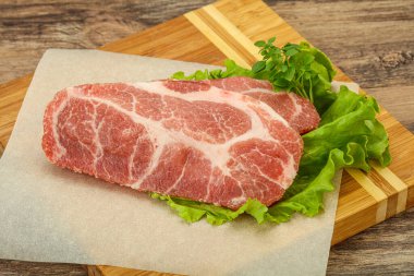 Izgara için çiğ domuz eti boyunlu biftek.