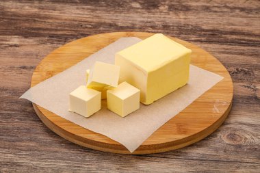 Sütlü doğal sarı tereyağı.