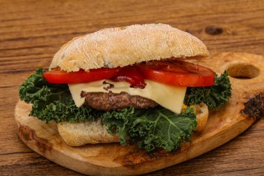 İtalyan ciabatta ekmeği ve hamburger pirzolası.