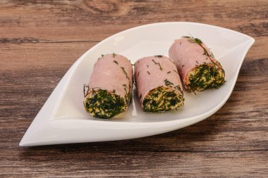 Peynirli ve sarımsaklı jambonlu sandviç.