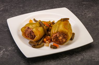 Doldurulmuş dolma dolma biber, et ve pilav.