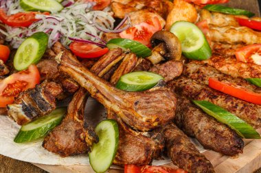 Izgara et, barbekü ve sebze karışımı. 