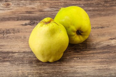 Tatlı olgun ve sulu ayva meyvesi