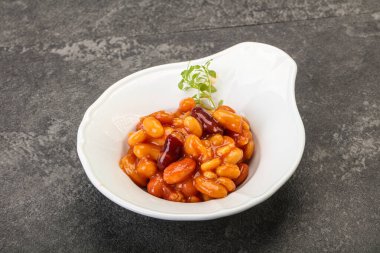 Domates sosunda çeşitli böbrekler pişirdim.