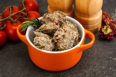 Krema soslu tavuk ciğeri biberiye servis edildi.