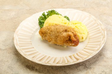 Patates püresiyle doğranmış etten çıtır tavuk pirzolası.