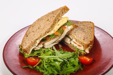 Tavuk göğsü, domates ve peynirli sandviç.