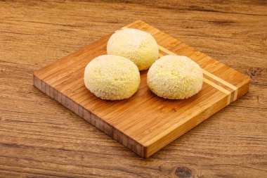 Çiğ patates ezmesi - doldurulmuş patates pirzolası - pişirmek için.