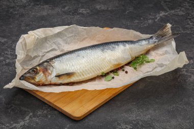 Biber ve baharatlı tuzlu ringa balığı.