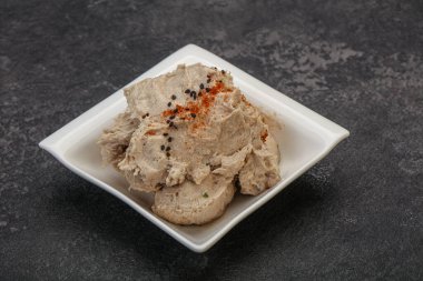 Kavanozda baharatlı ringa yağı var.