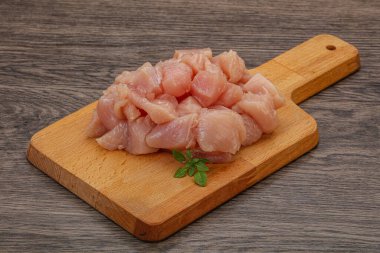 Pişirmek için çiğ tavuk göğsü.