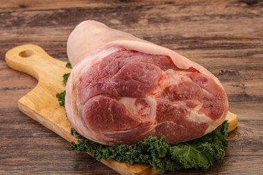 Pişirmek için büyük domuz budu.